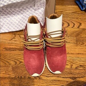 Brand New Esseutesse Stylish Fringe Burgundy Suede Sneakers